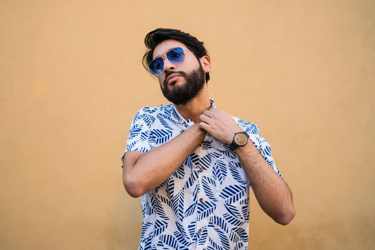 Descubra as peças-chave para montar looks masculinos frescos e estilosos no verão Descubra as peças-chave para montar looks masculinos frescos e estilosos no verão