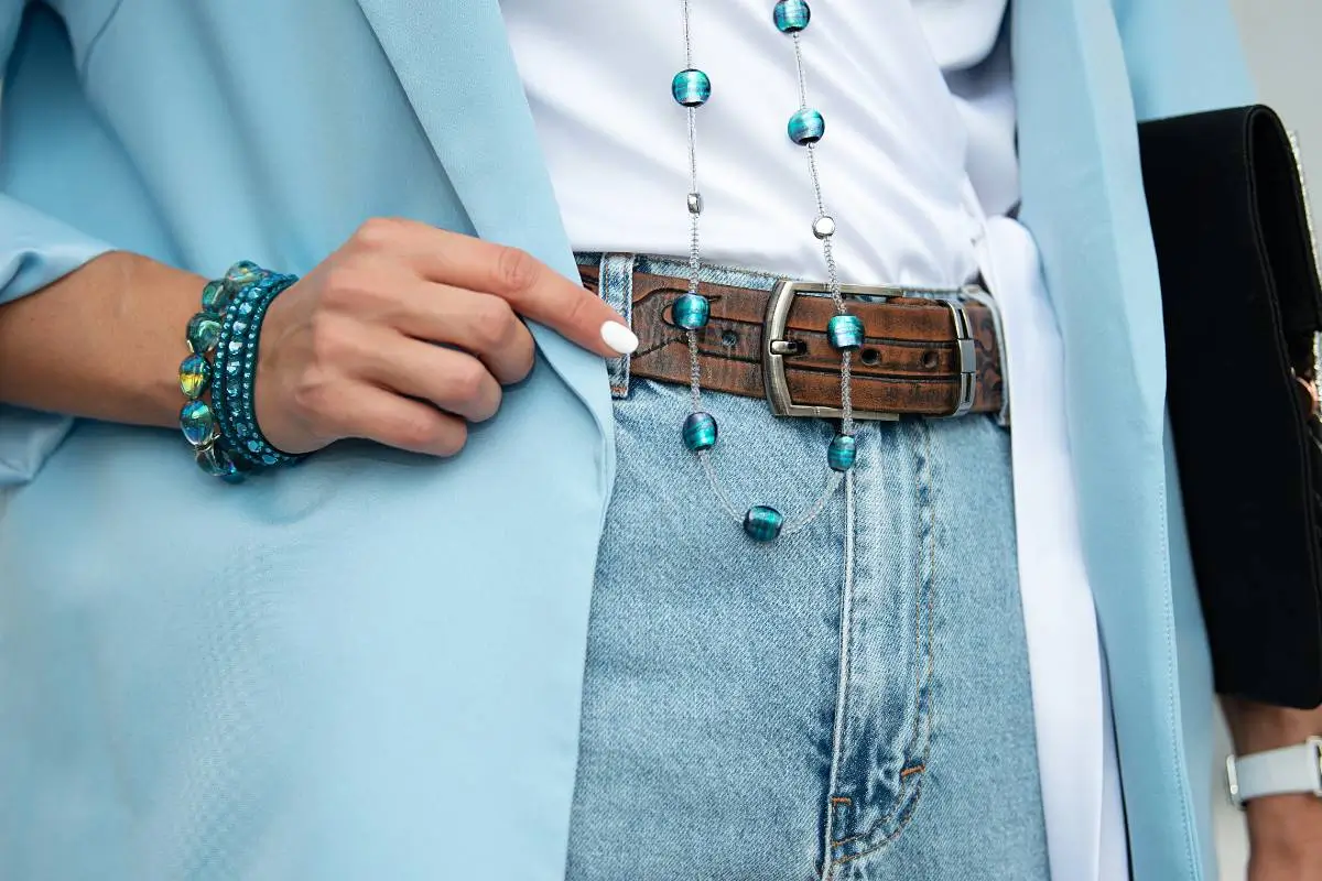 Dicas de styling: como atualizar seu visual de verão com peças simples e acessórios statement