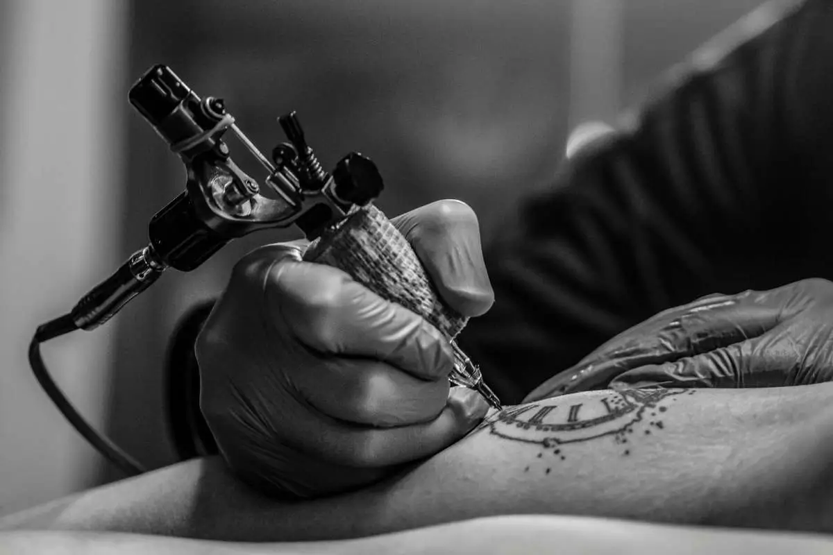 As vantagens e desafios de ter uma tattoo no braço: saiba mais!