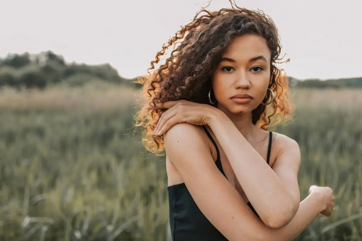 Da passarela para as ruas: as peças-chave que definirão o estilo parisiense em 2024