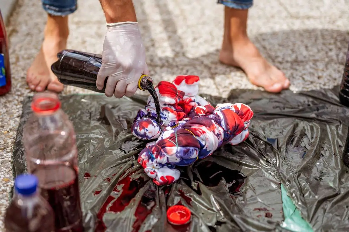 Incorporando o Tie Dye em diferentes estilos e ocasiões Incorporando o Tie Dye em diferentes estilos e ocasiões