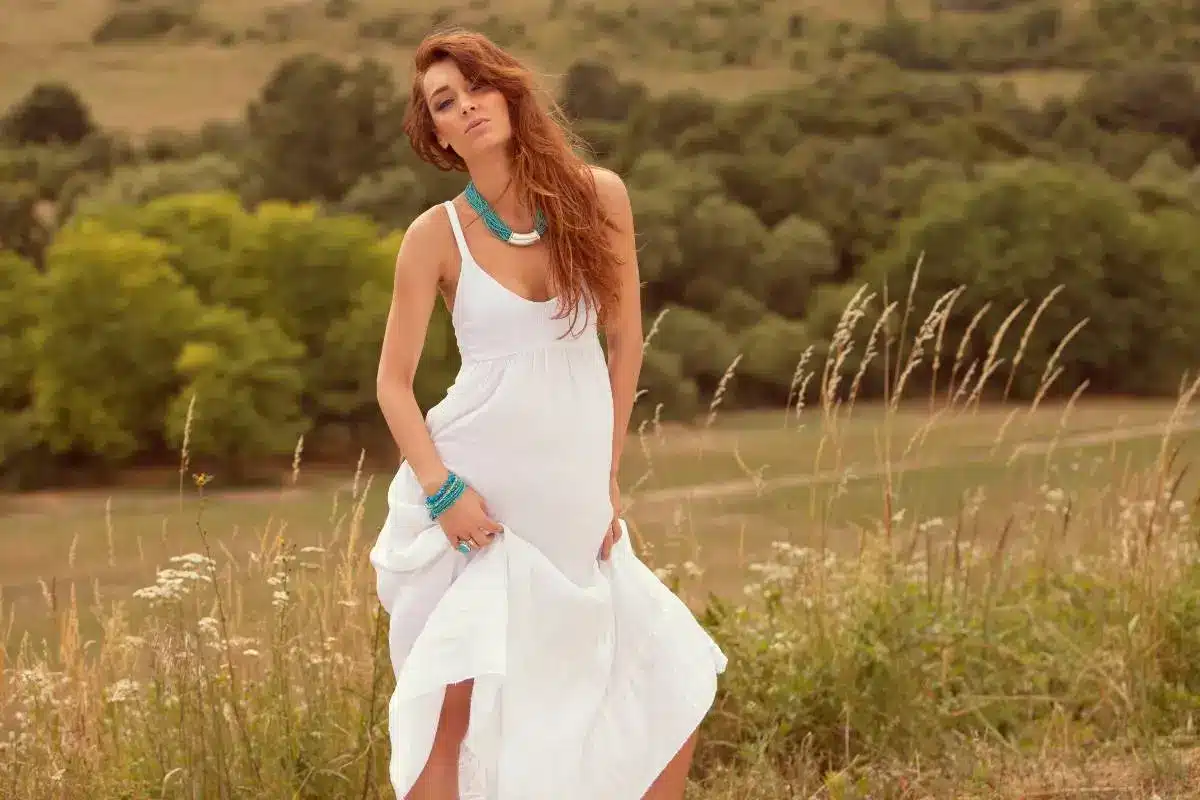 O estilo midi está de volta: como combinar saia e cropped na tendência atual