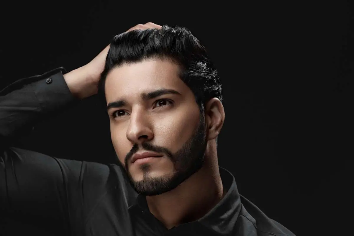 Produtos e cuidados essenciais para manter o penteado masculino em cabelo liso impecável.