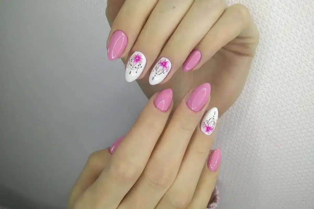 Tendências de unhas decoradas vermelhas: do clássico ao moderno