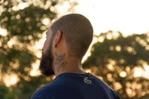 Guia completo: Tatuagem no pescoço - dicas e cuidados