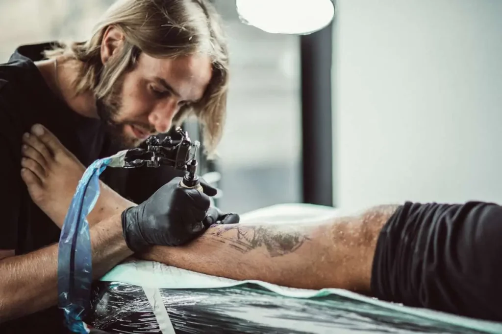 Conheça os cuidados essenciais para manter sua tatuagem no pescoço sempre bonita Conheça os cuidados essenciais para manter sua tatuagem no pescoço sempre bonita