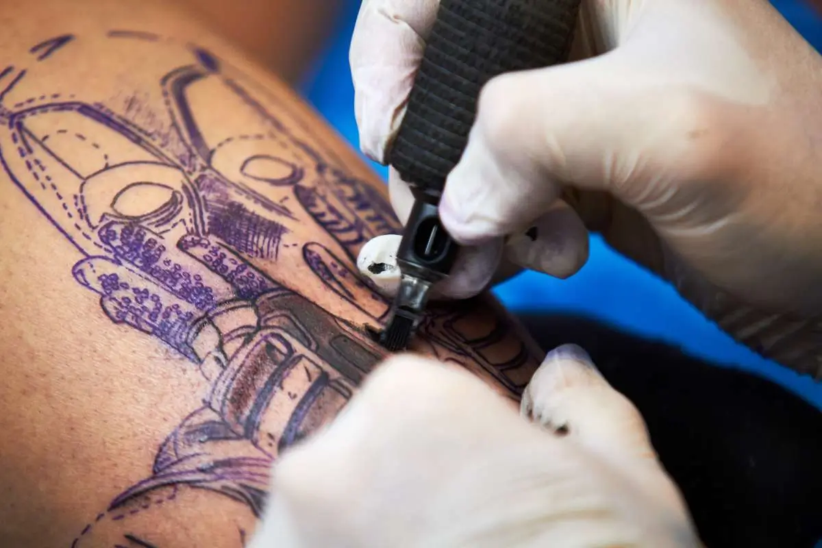 Tatuagem no pescoço: quebrando tabus e preconceitos com arte e atitude Tatuagem no pescoço: quebrando tabus e preconceitos com arte e atitude